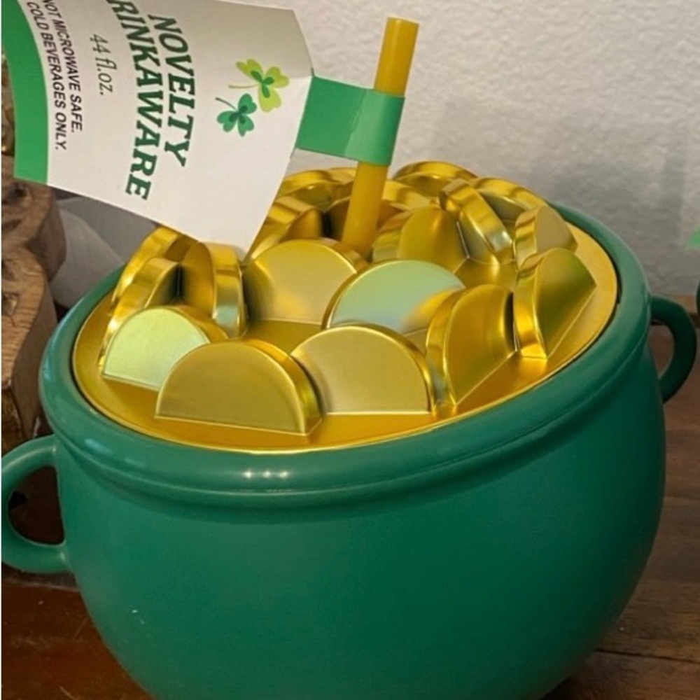 New Target Green and Gold St. Patrick’s Day pot of gold tumbler 44-ounces